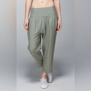 Lululemon Post Power Crop Earl Grey size 8